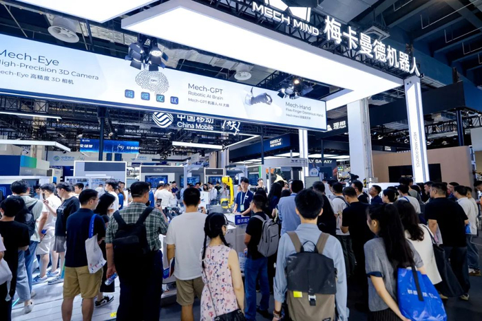 梅卡曼德机器人在 WAIC 2025 大会上。