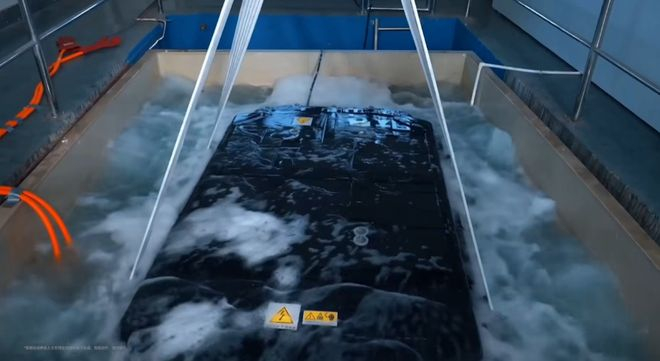 ▲理想i8电池包涉水测试