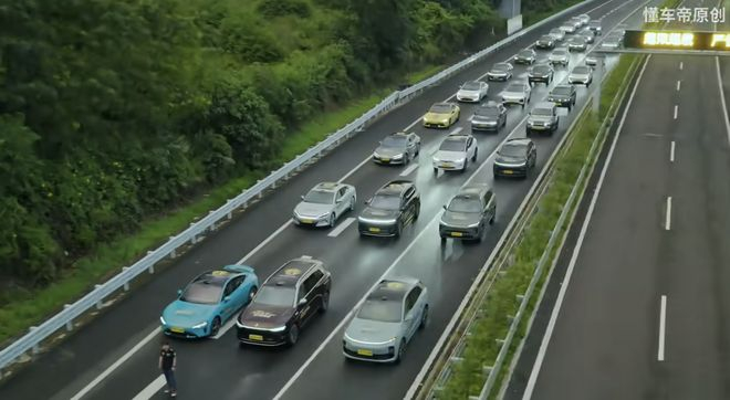 懂车帝在一条临时封闭的 15 公里高速上，复刻了 9 个真实的事故场景 | 图片来源：懂车帝