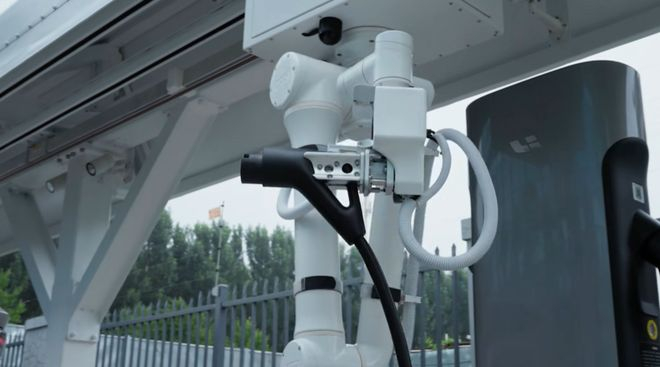 ▲理想超充站自动充电机器人