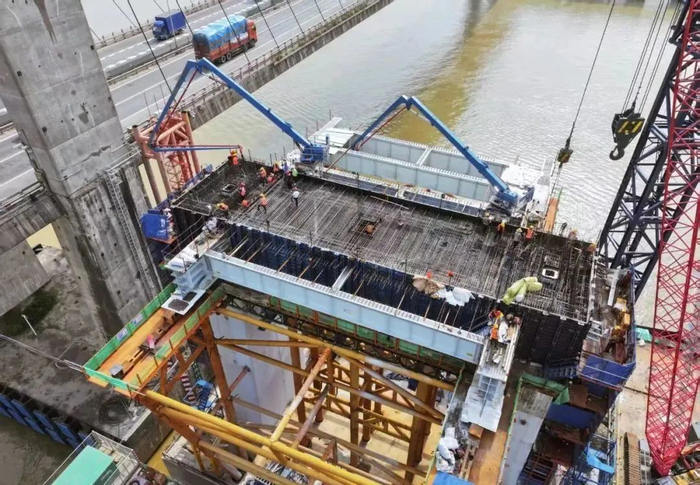 △日前，G80广昆高速公路粤境横江至马安段改扩建工程新建金马大桥主塔下横梁顺利完成浇筑。图源 广东交通