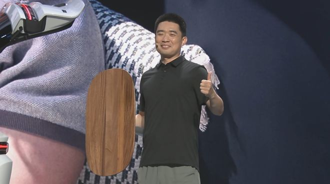 ▲李想从理想i8后备箱拿出桌板