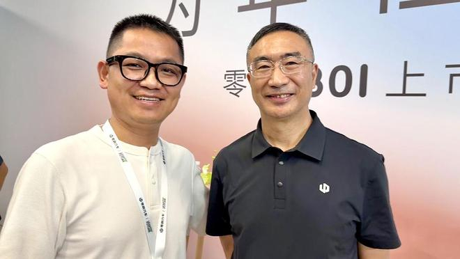 ▲车东西总编辑张国仁和零跑汽车创始人/CEO朱江明在采访现场