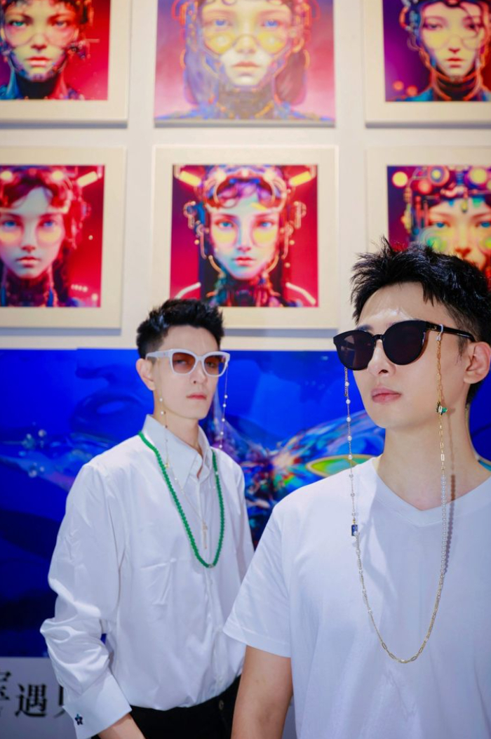 图:现场模特展示darling baby星空作品