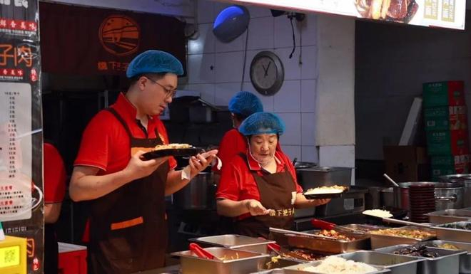 （图说：桥下把子肉员工忙碌备餐）