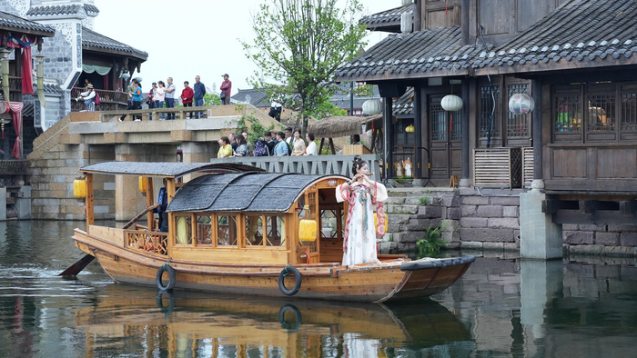 宜宾李庄古镇的划船巡游表演，将古镇的历史文化与水上旅游线路巧妙融合。 宜宾观察 罗顺 摄
