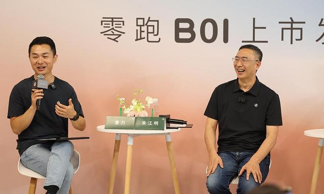 ▲零跑汽车创始人/CEO朱江明和高级副总裁曹力接受采访