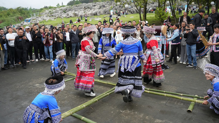 宜宾兴文花山节上，特色苗族民俗游戏吸引游客围观。 宜宾观察 罗顺 摄