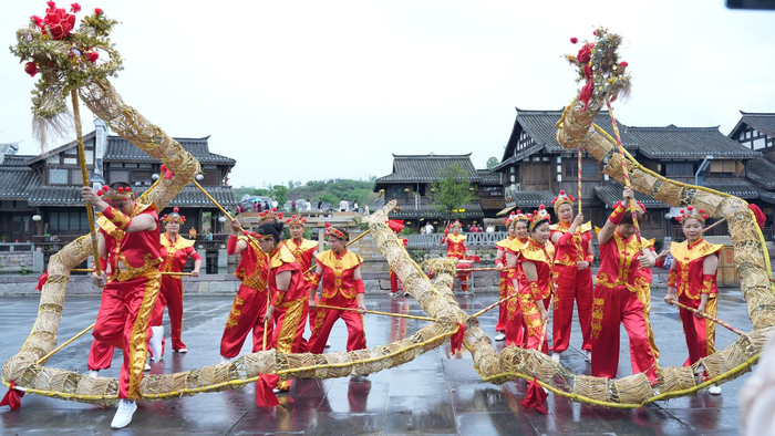 宜宾李庄古镇内的舞草龙表演。 宜宾观察 罗顺  摄