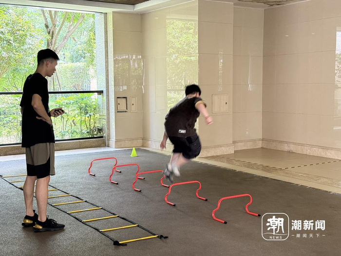 邵路安（左）在给小壮上课。记者 杨千莹 摄