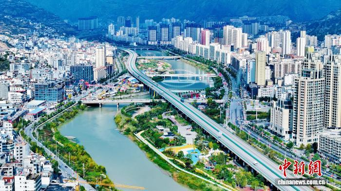 白龙江畔，宜居之城。图为7月下旬，航拍甘肃陇南市武都区。张海成 摄