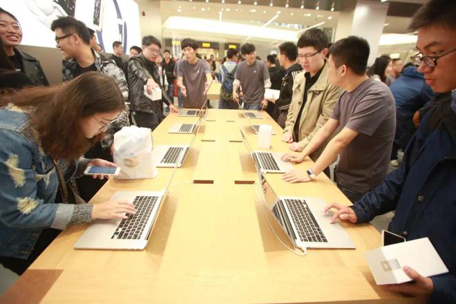 Apple 在大连的首家零售店在百年城开业。图源：视觉中国