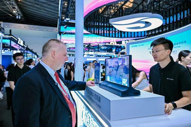 Omniscien的首席技术官Dion Wiggins体验多语种AI透明屏，图源科大讯飞微信公众号