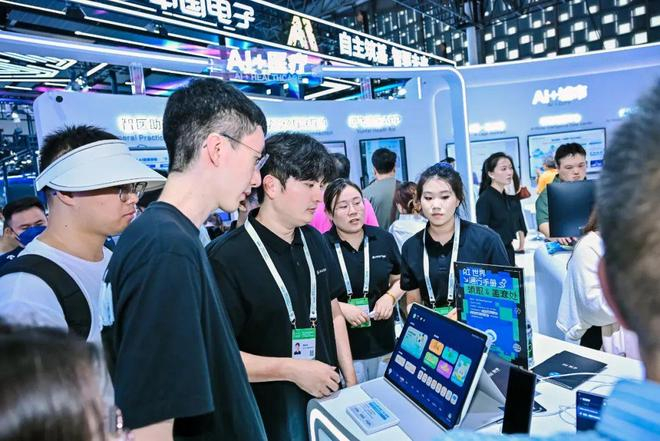 科大讯飞WAIC展位上的AI学习机，图源科大讯飞微信公众号