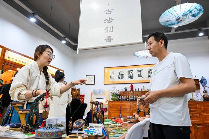 7月28日，兴安领创·展示体验中心内，工作人员在讲解古法制香工艺。