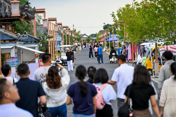 7月28日，游客在三合民俗风情步行街打卡。