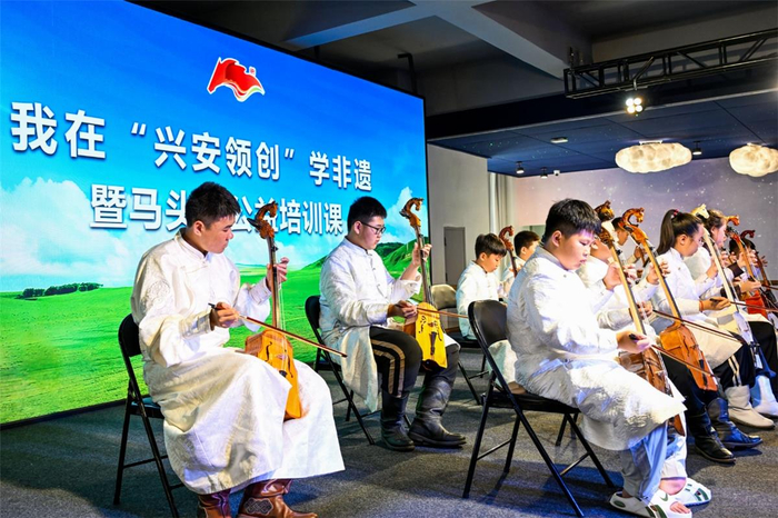 7月28日，兴安领创·展示体验中心内的马头琴培训。