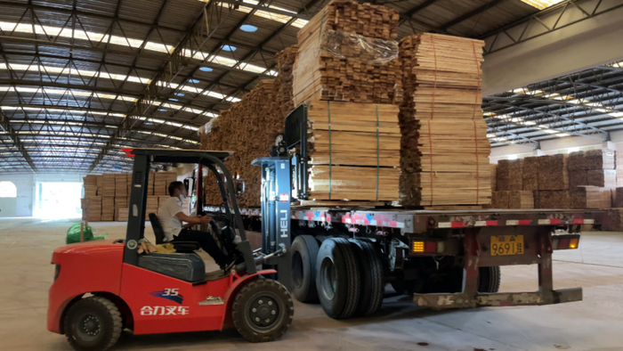 (合作仓储工作人员操作叉车出货)