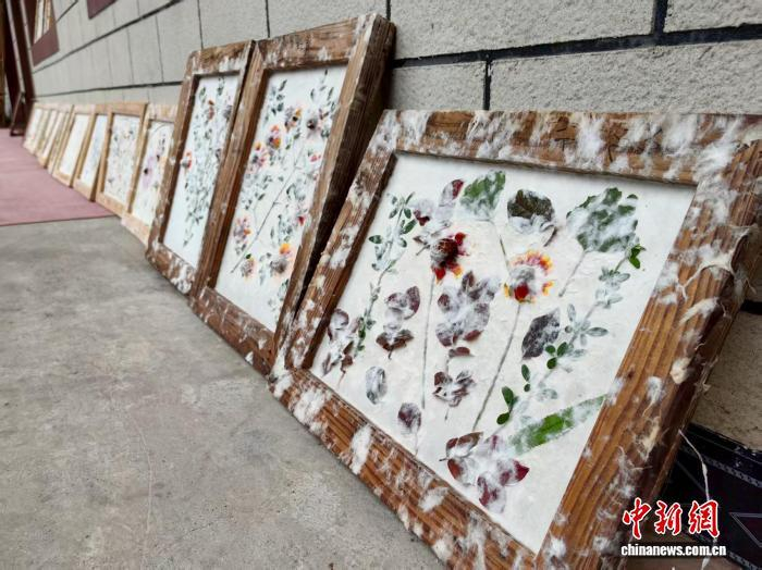 资料图：研学团队用野花野草和纸浆制作的画。陈曦 摄