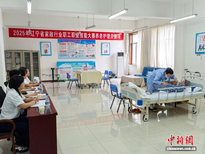 7月29日，辽宁省首次推出的“辽服到家”品牌培育系列活动在葫芦岛市举行。（辽宁省人社厅供图）