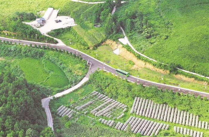 客货邮公交开往玉屏自治县亚鱼乡沙子坳村。    通讯员 胡攀学 摄