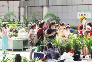 游客在斗南花卉市场选购鲜花。记者 黄晓松 摄