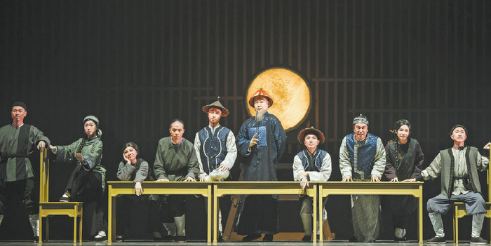 《大状王》剧照（西九文化区管理局及香港话剧团供图 夏冬 摄）