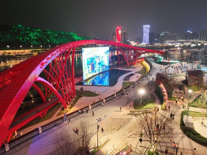 宜宾长江公园水幕电影广场，不仅是市民日常散步的去处，也是啤酒节、音乐节等大型活动的举办地。 宜宾观察 罗顺 摄