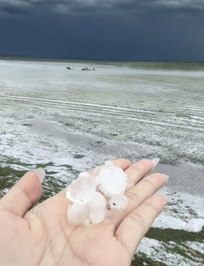 冰雹如玻璃弹珠般大（视频截图）