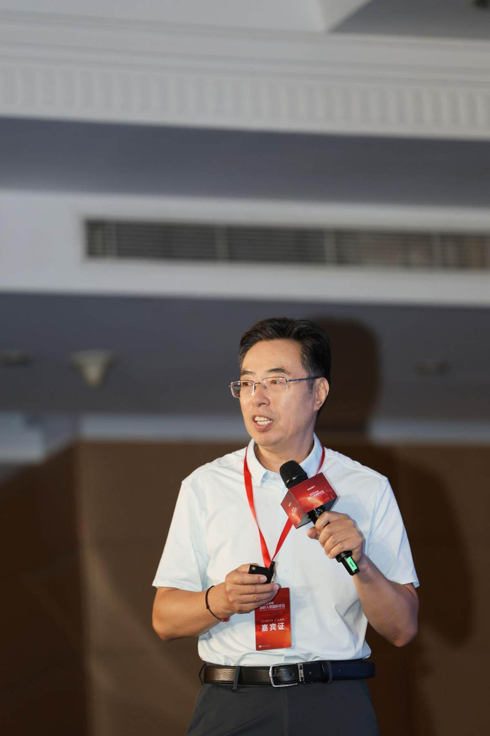 (图为中国房地产业协会副会长王惠敏主题分享)