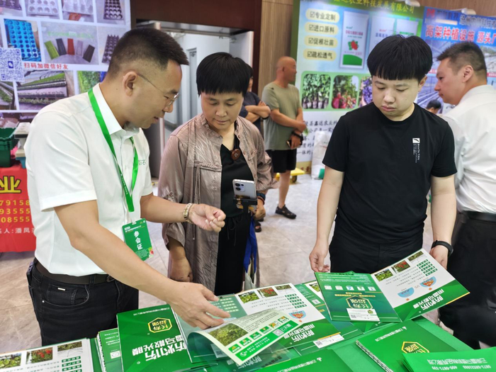 图注：云南雷马塑料制品有限公司董事长马伟文先生正在介绍雷马农膜产品