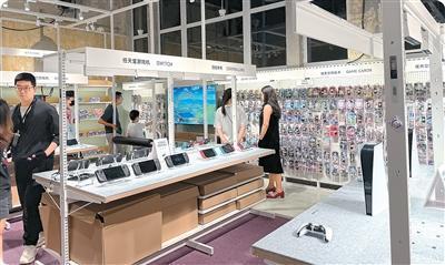 图为日前,消费者在位于北京市的转转门店游戏区选购二手商品。本报记者 廖睿灵摄