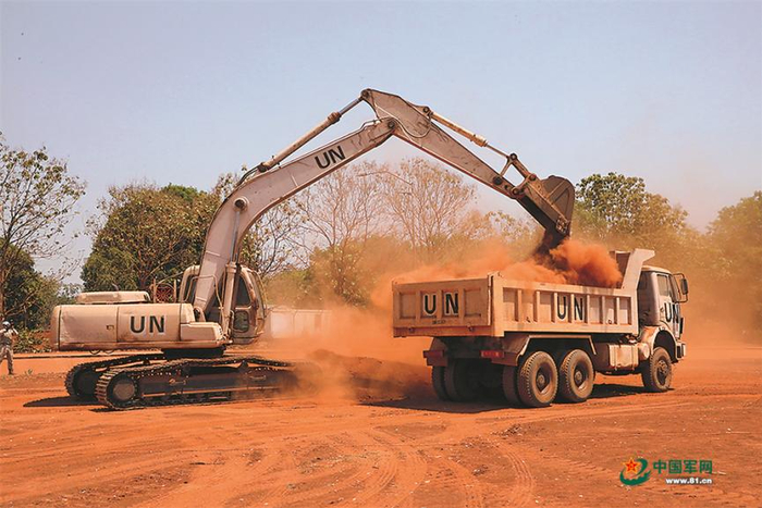 　　中国维和工兵展开施工作业。张晓昆摄