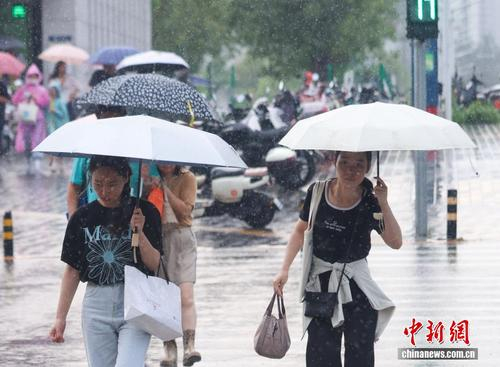 7月25日，北京市民在雨中出行。当日，北京降雨天气持续。中新社记者 贾天勇 摄