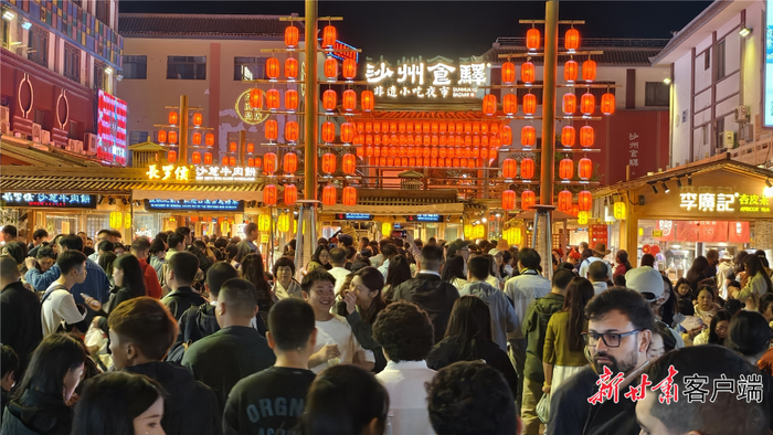 敦煌夜市人潮涌动。新甘肃·甘肃日报记者 冯乐凯摄