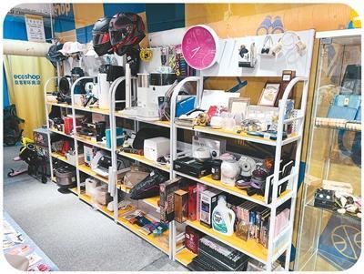 图为位于北京市朝阳区的益客循环商店货架上,摆满了各类二手商品。付晓晴摄