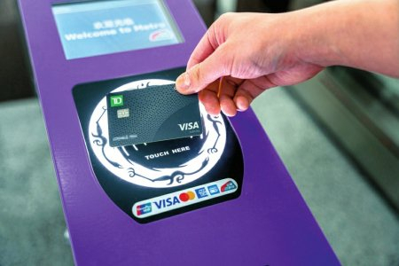 7月28日起，成都地铁支持境外银行卡刷卡过闸。成都轨道集团供图