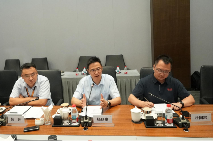 比亚迪集团高级副总裁、汽车新技术研究院院长杨冬生（中）。企业供图
