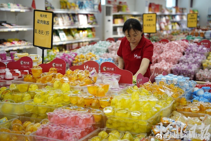 7月22日，位于邱县的河北康贝尔食品有限公司产品售卖店内，工作人员在整理商品。河北日报记者魏雨摄