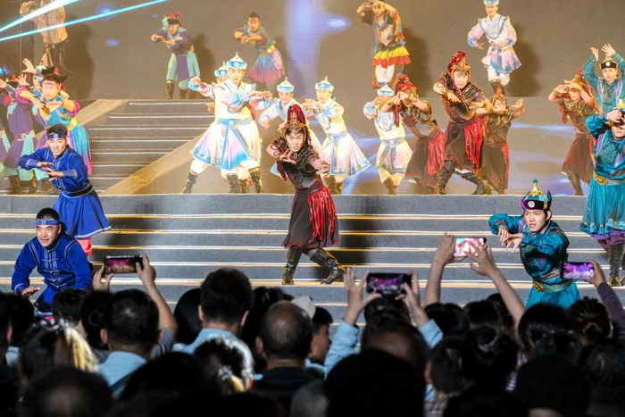 7月29日，在内蒙古赤峰市，游客们在观看民族联欢文艺展演。新华社记者 马金瑞 摄