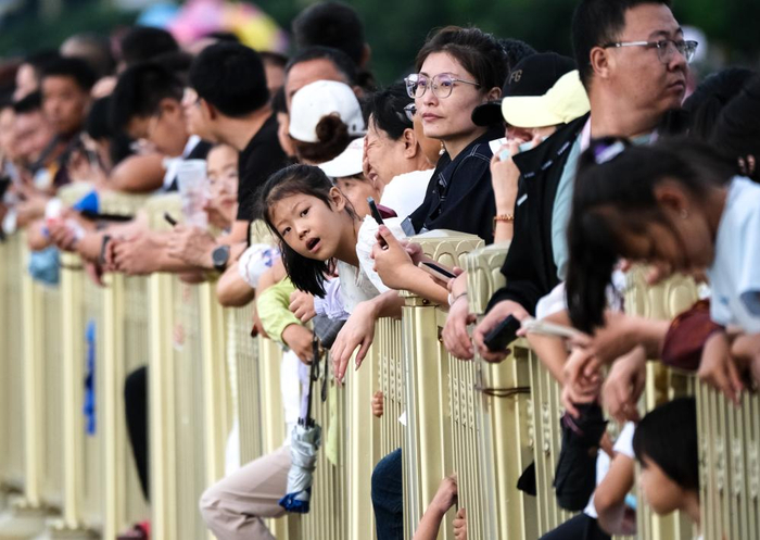7月29日，在内蒙赤峰市，观众在观看花车巡游。 新华社记者 马金瑞 摄