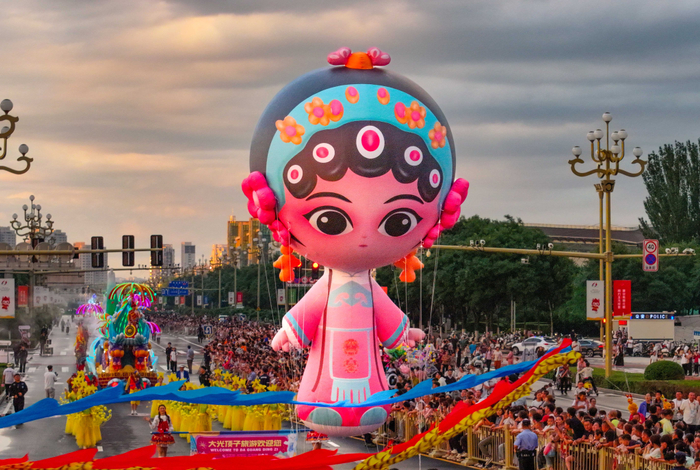 7月29日，巨型气模方队在民族大联欢嘉年华巡游现场。王正 摄