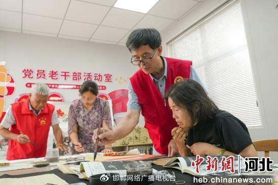 图为银龄志愿者正在教社区老年人学习书法、国画。 王倩倩 摄