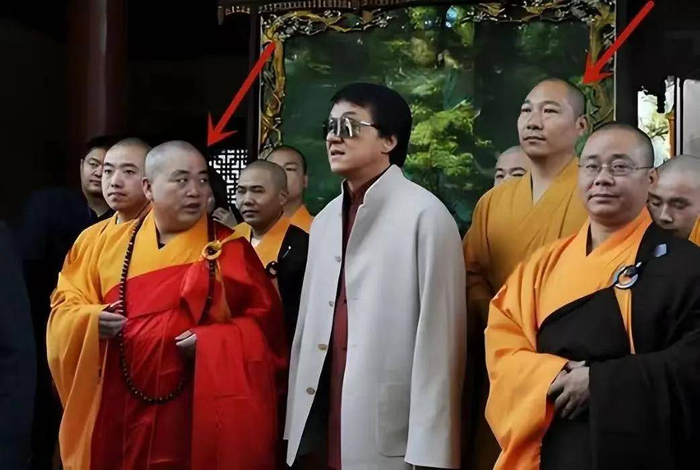成龙背后高个僧人为释延鲁
