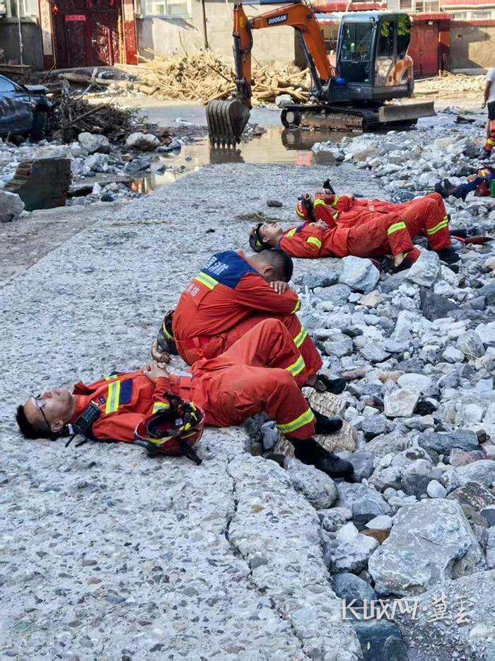 消防救援人员进行短暂休息。长城网·冀云客户端记者 赵大鹏 摄