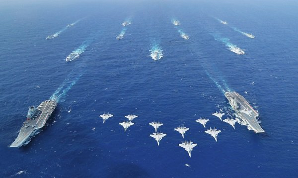 2024年10月下旬，海军辽宁舰编队开展远海实战化训练。其间，辽宁舰、山东舰编队首次开展双航母编队演练。 新华社发