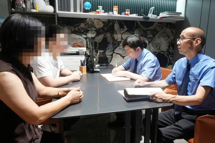 检察官向被借名贷款的大学生及其母亲了解案情。