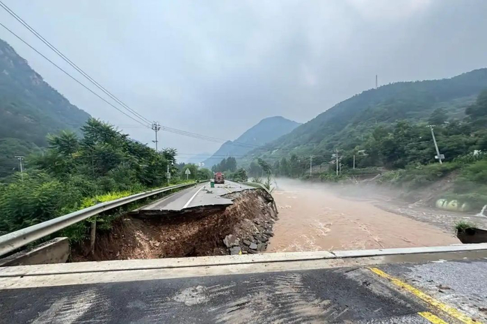 被冲断的道路。图/@木子阿