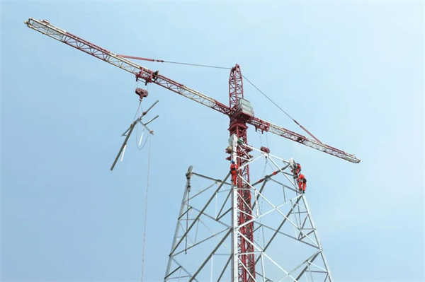 陕北至关中750千伏第三通道输变电工程铁塔组立作业现场