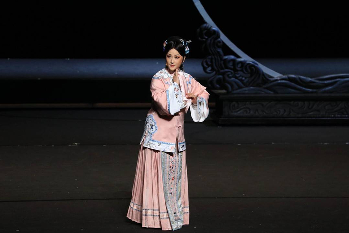 王玉梅饰演丁宝桢夫人“钟春兰”